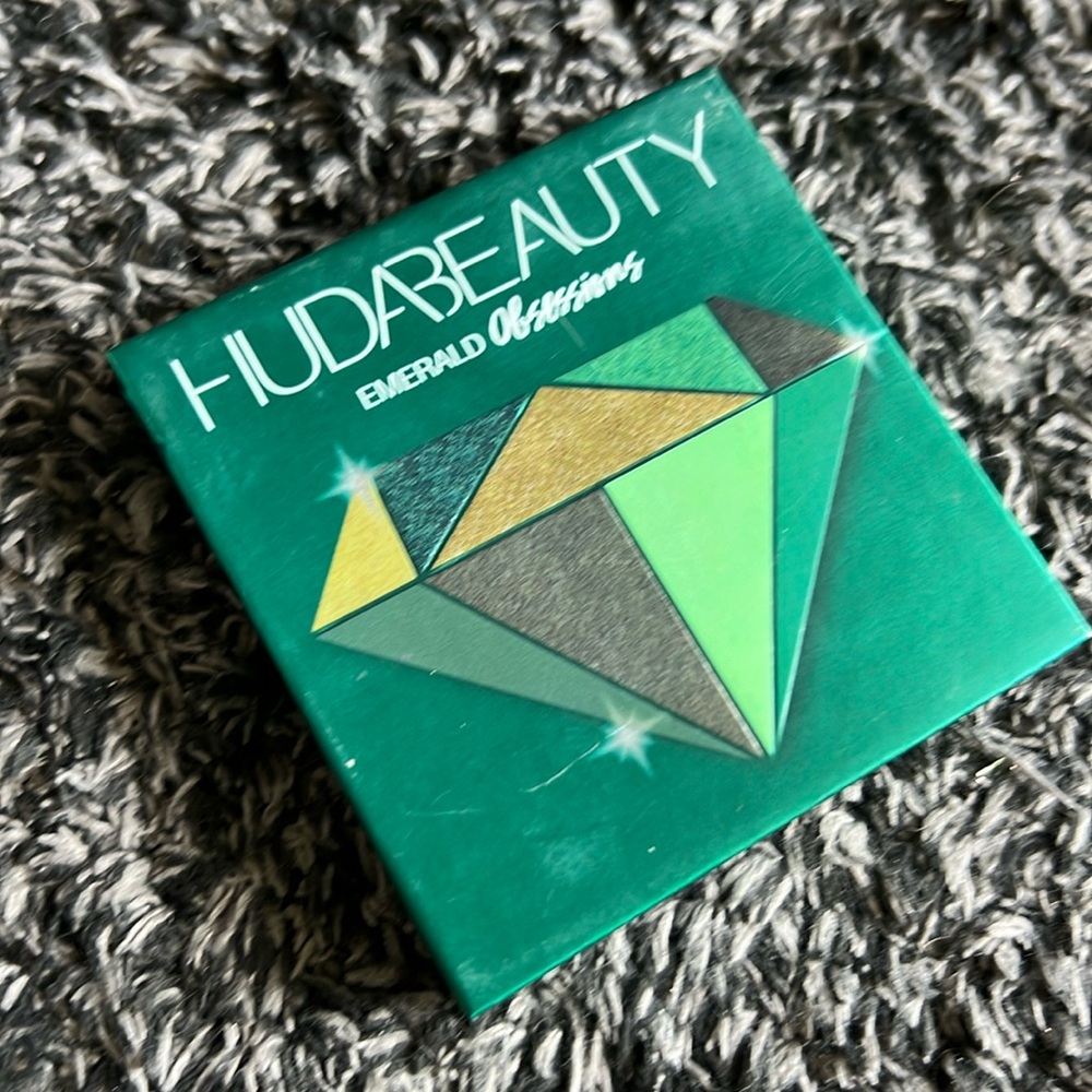 Huda Beauty Emerald Obsessions Palette
